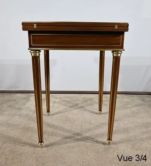 Table à Jeux dite Mouchoir en Acajou, style Louis XVI, époque Napoléon III – Milieu XIXe