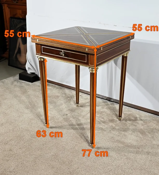 Table à Jeux dite Mouchoir en Acajou, style Louis XVI, époque Napoléon III – Milieu XIXe