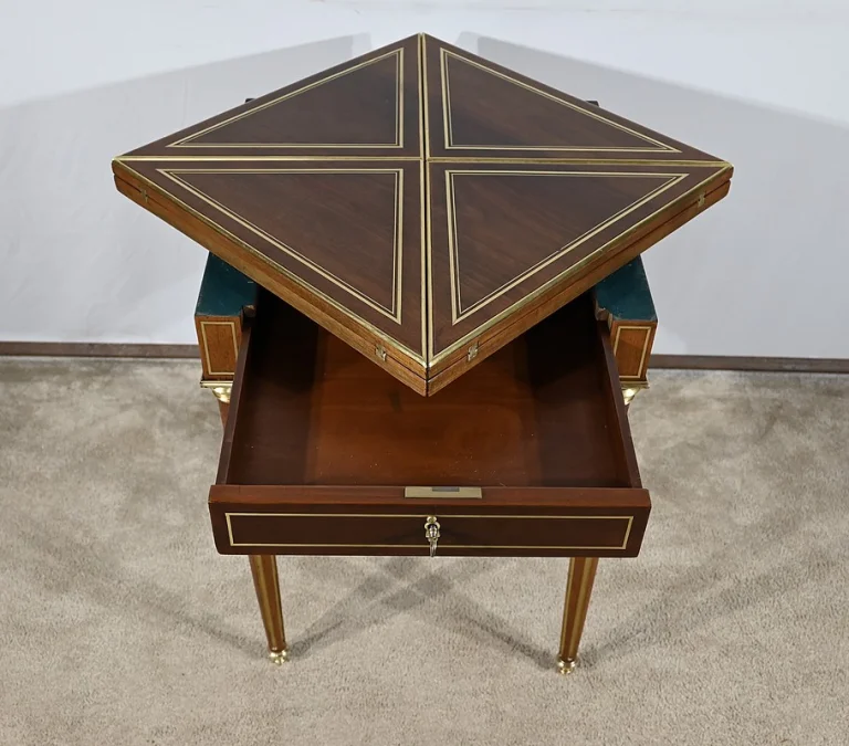 Table à Jeux dite Mouchoir en Acajou, style Louis XVI, époque Napoléon III – Milieu XIXe