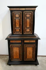 Petit Buffet Deux-Corps en Bois Noirci et Loupe de Thuya, estampillé Gordóvil, goût Renaissance, Espagne – Début XXe
