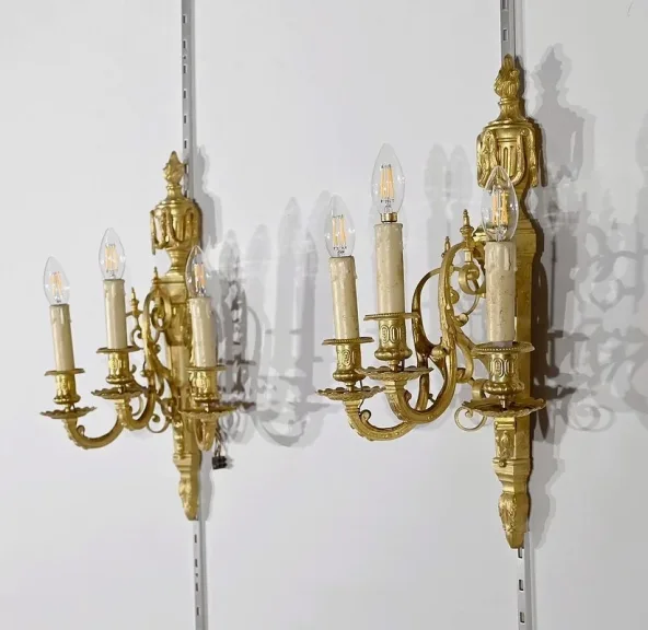 PAAR BRONZE-WANDLEUCHTEN IM LOUIS XVI-STIL