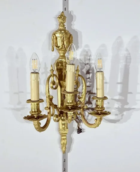 PAAR BRONZE-WANDLEUCHTEN IM LOUIS XVI-STIL