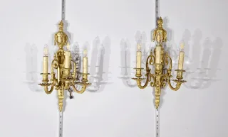 PAAR BRONZE-WANDLEUCHTEN IM LOUIS XVI-STIL