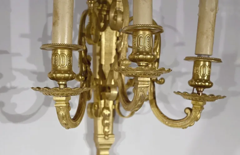 PAAR BRONZE-WANDLEUCHTEN IM LOUIS XVI-STIL