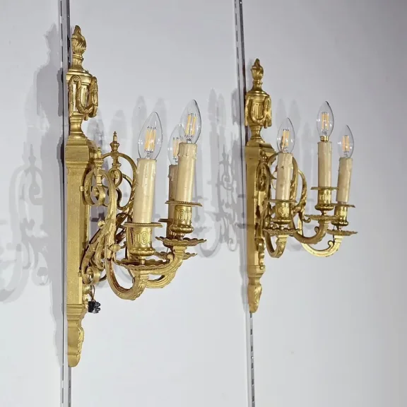 PAAR BRONZE-WANDLEUCHTEN IM LOUIS XVI-STIL