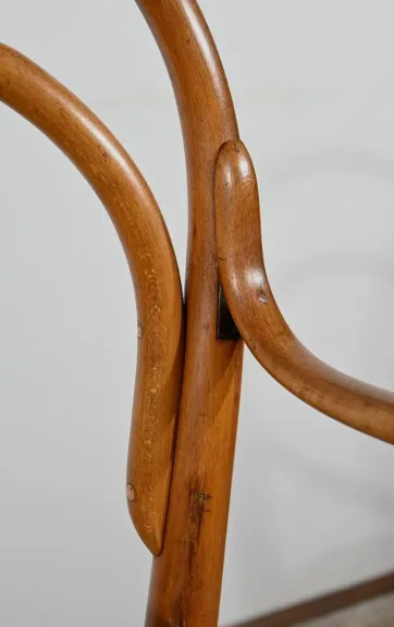 Chaise Haute d’Enfant en Hêtre Courbé, estampillée Thonet – Début XXe
