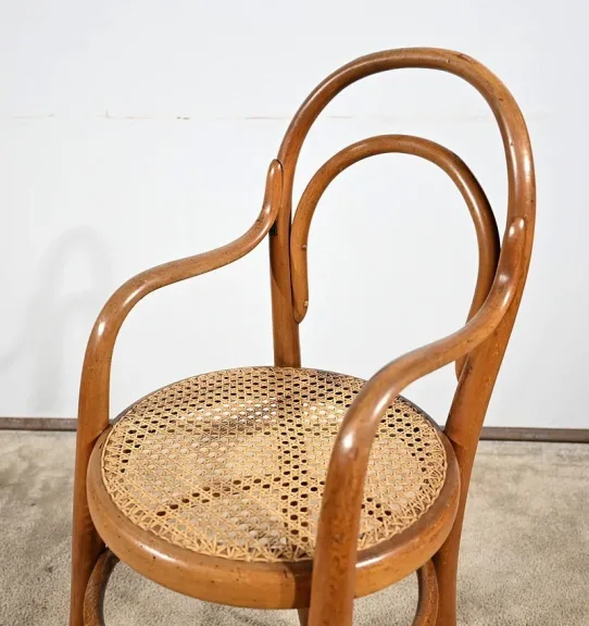 Chaise Haute d’Enfant en Hêtre Courbé, estampillée Thonet – Début XXe