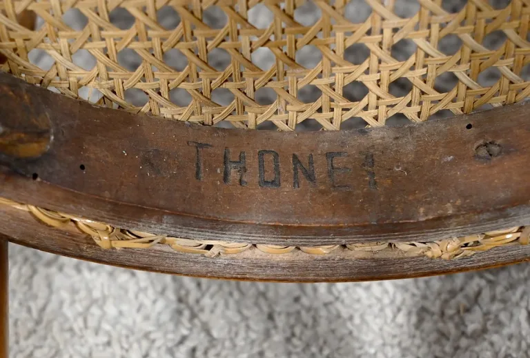 Chaise Haute d’Enfant en Hêtre Courbé, estampillée Thonet – Début XXe