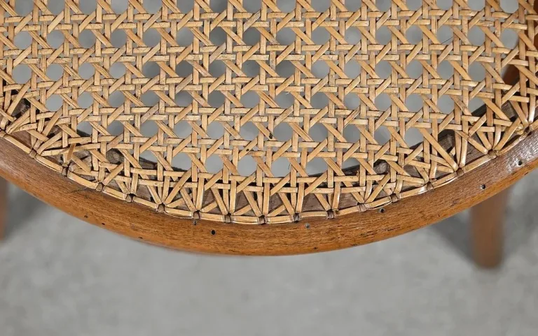 Chaise Haute d’Enfant en Hêtre Courbé, estampillée Thonet – Début XXe
