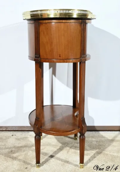 TISCH IM LOUIS XVI-STIL