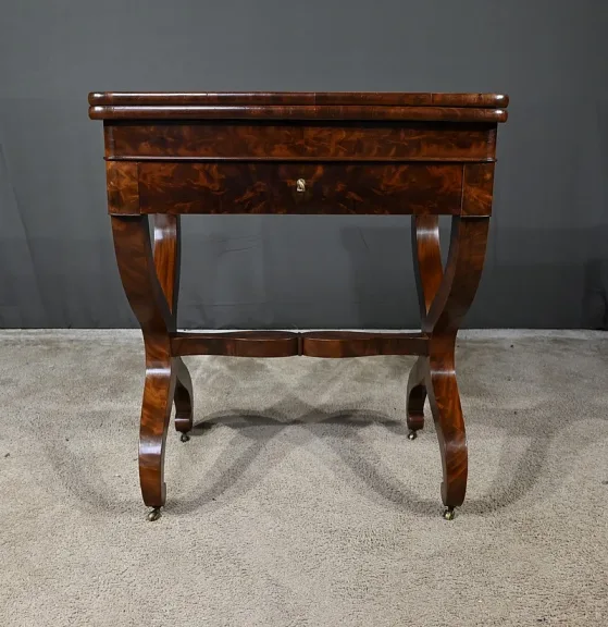 Table de Jeux en Ronce d’Acajou, époque Restauration – Début XIXe