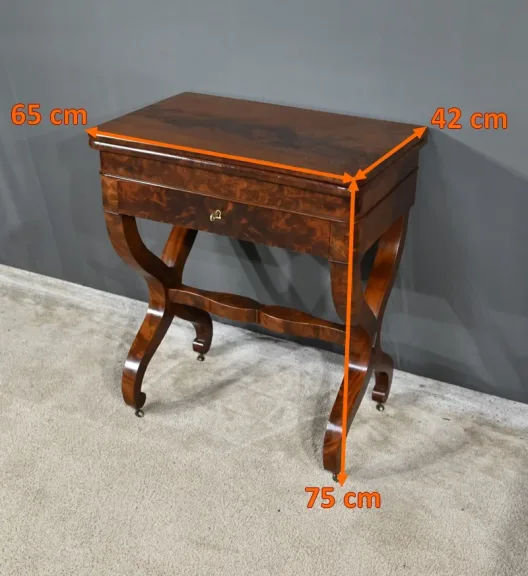 Table de Jeux en Ronce d’Acajou, époque Restauration – Début XIXe