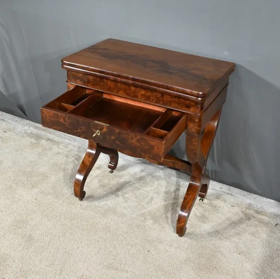 Table de Jeux en Ronce d’Acajou, époque Restauration – Début XIXe