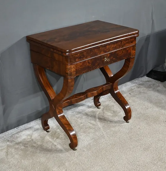 Table de Jeux en Ronce d’Acajou, époque Restauration – Début XIXe