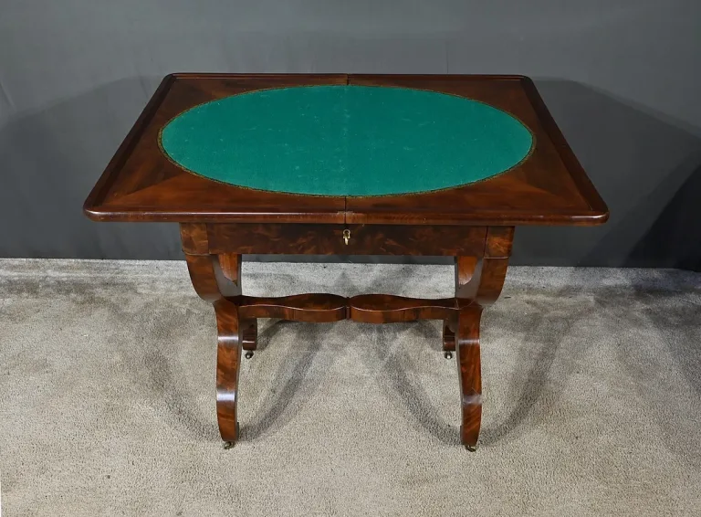 Table de Jeux en Ronce d’Acajou, époque Restauration – Début XIXe