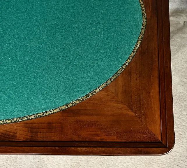 Table de Jeux en Ronce d’Acajou, époque Restauration – Début XIXe