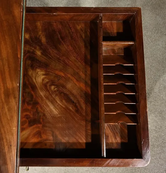 Table de Jeux en Ronce d’Acajou, époque Restauration – Début XIXe