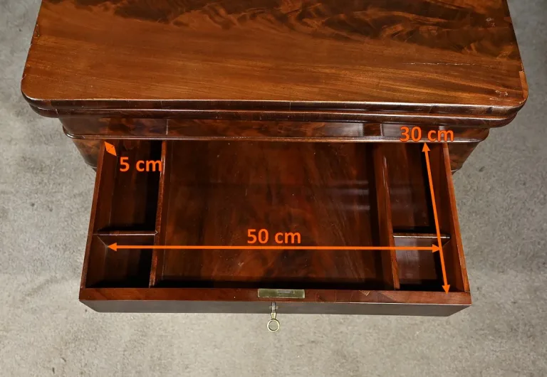 Table de Jeux en Ronce d’Acajou, époque Restauration – Début XIXe