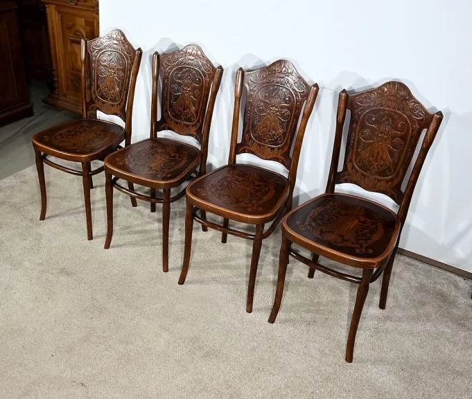 Suite de 4 Chaises en Hêtre Courbé, n°67 par Jacob & Josef Kohn – 1900
