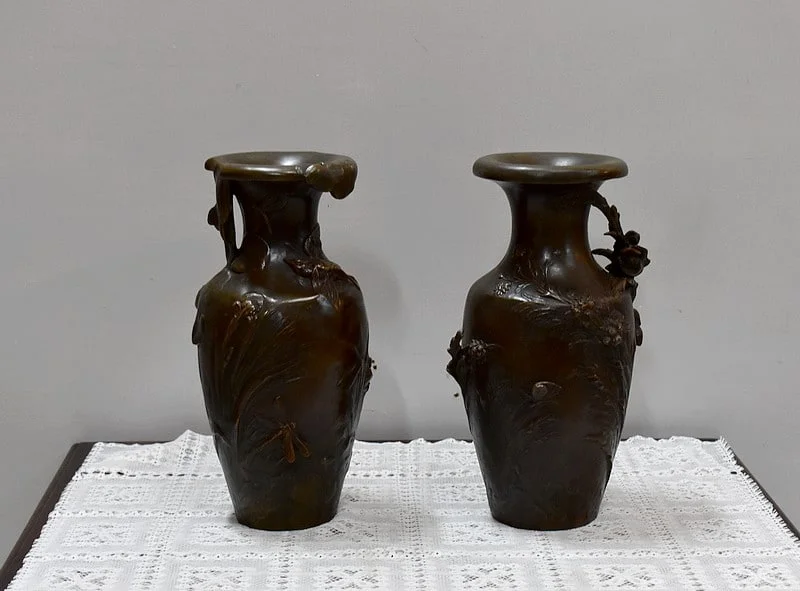 A. MOREAU の署名入り花瓶 2 個