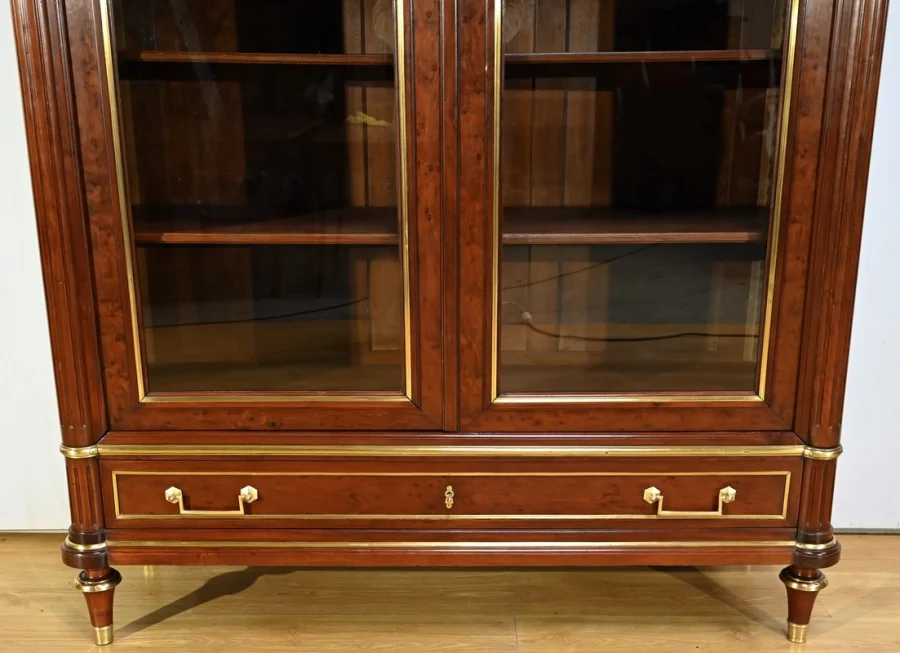BOEKENKAST IN LOUIS XVI-STIJL