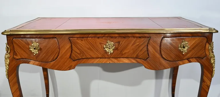 Bureau de Milieu en Bois Précieux, style Louis XV – Début XXe