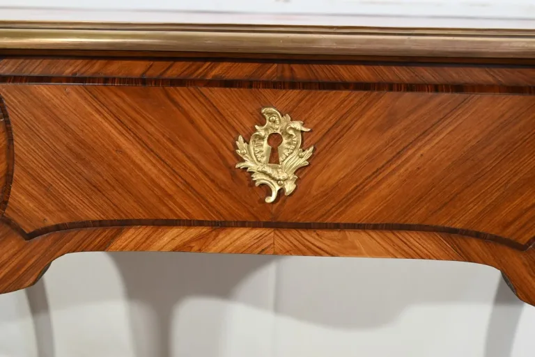 Bureau de Milieu en Bois Précieux, style Louis XV – Début XXe