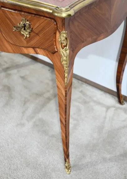 Bureau de Milieu en Bois Précieux, style Louis XV – Début XXe
