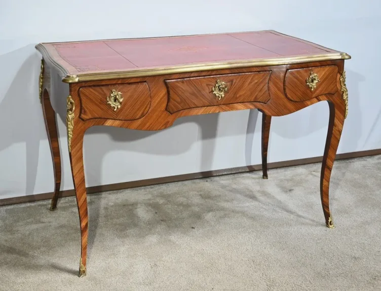 Bureau de Milieu en Bois Précieux, style Louis XV – Début XXe