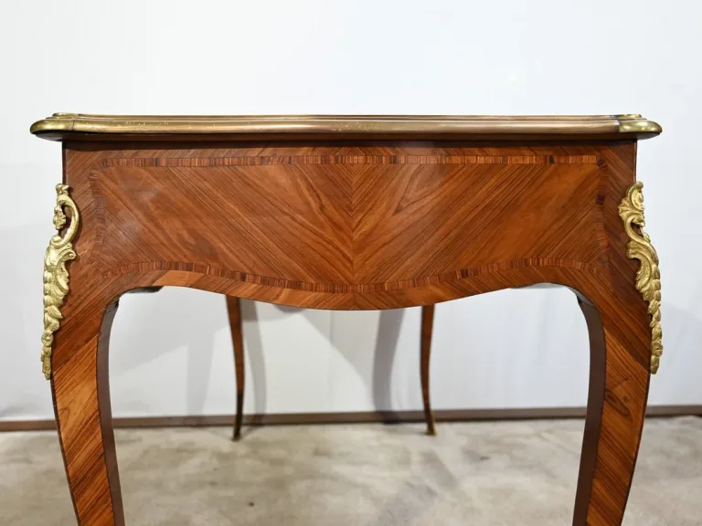 Bureau de Milieu en Bois Précieux, style Louis XV – Début XXe