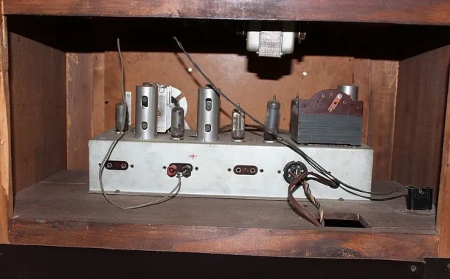 ART DECO PERIOD RADIOGRAM