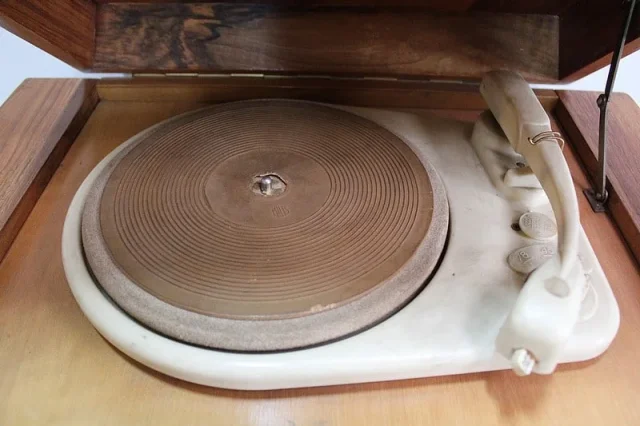 ART DECO PERIOD RADIOGRAM