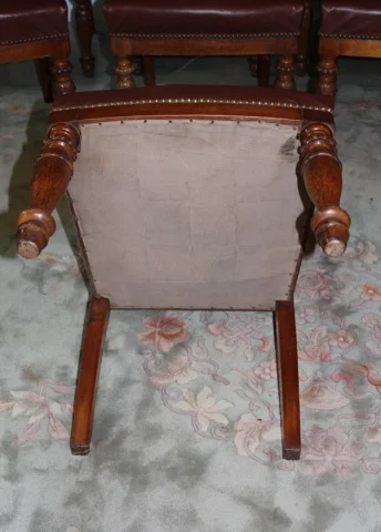 Suite de 12 Chaises en Chêne XIXe