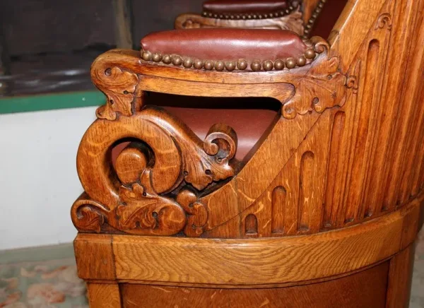 Fauteuil de Tribunal en chêne XIXe