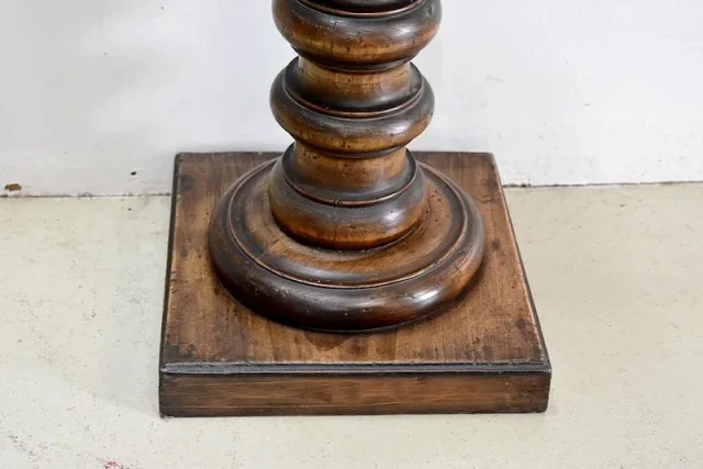 Colonne à dessus marbre – XXe