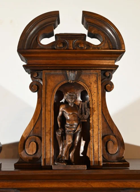 Petit Buffet Deux Corps en Noyer Massif, style Renaissance – Milieu XIXe