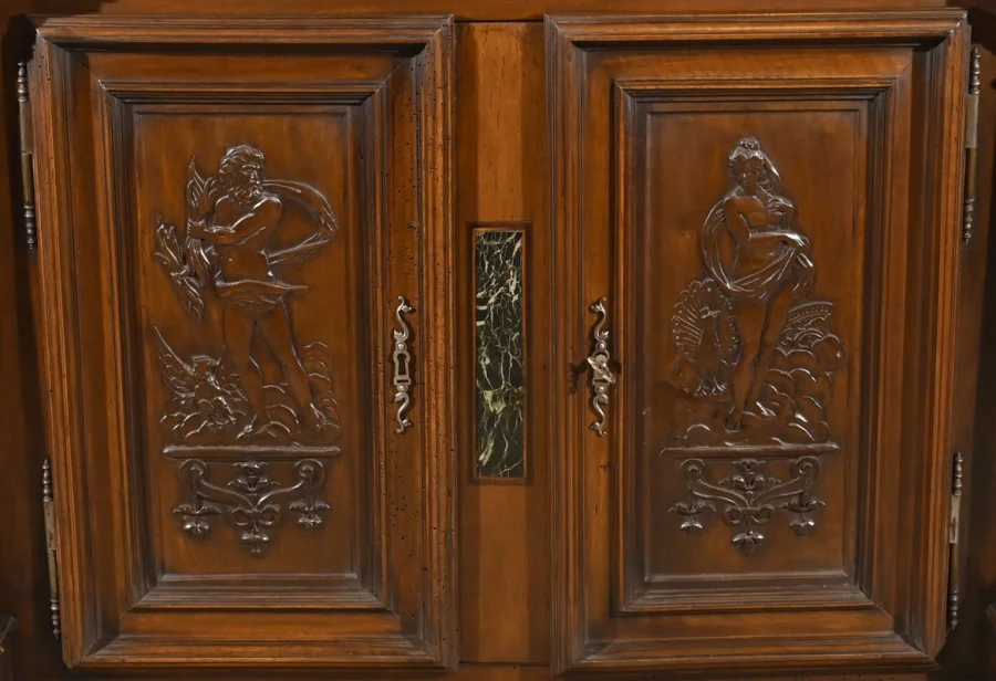 Petit Buffet Deux Corps en Noyer Massif, style Renaissance – Milieu XIXe