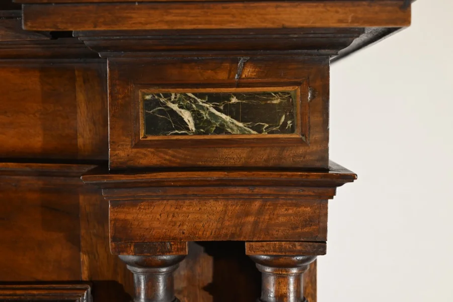 Petit Buffet Deux Corps en Noyer Massif, style Renaissance – Milieu XIXe