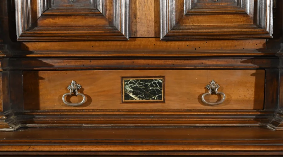 Petit Buffet Deux Corps en Noyer Massif, style Renaissance – Milieu XIXe