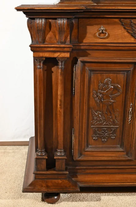 Petit Buffet Deux Corps en Noyer Massif, style Renaissance – Milieu XIXe