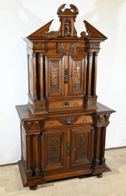 Petit Buffet Deux Corps en Noyer Massif, style Renaissance – Milieu XIXe
