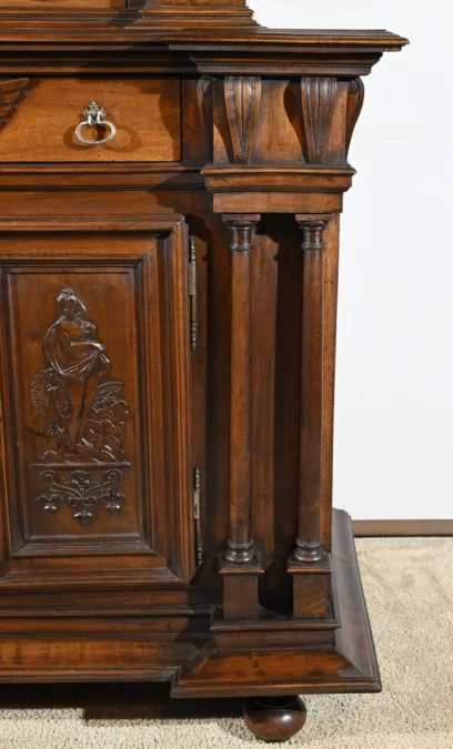Petit Buffet Deux Corps en Noyer Massif, style Renaissance – Milieu XIXe