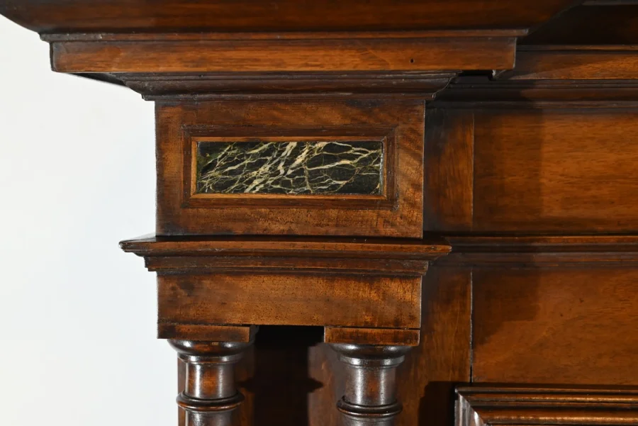 Petit Buffet Deux Corps en Noyer Massif, style Renaissance – Milieu XIXe