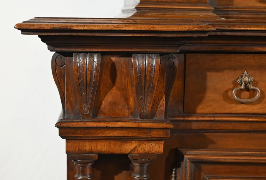 Petit Buffet Deux Corps en Noyer Massif, style Renaissance – Milieu XIXe