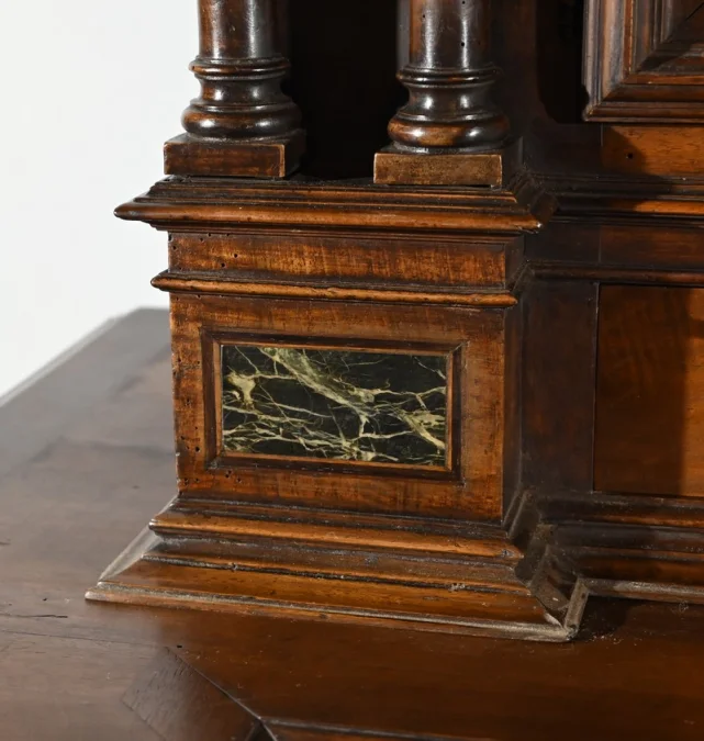 Petit Buffet Deux Corps en Noyer Massif, style Renaissance – Milieu XIXe