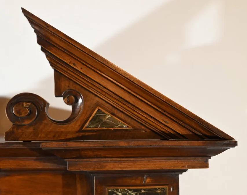 Petit Buffet Deux Corps en Noyer Massif, style Renaissance – Milieu XIXe