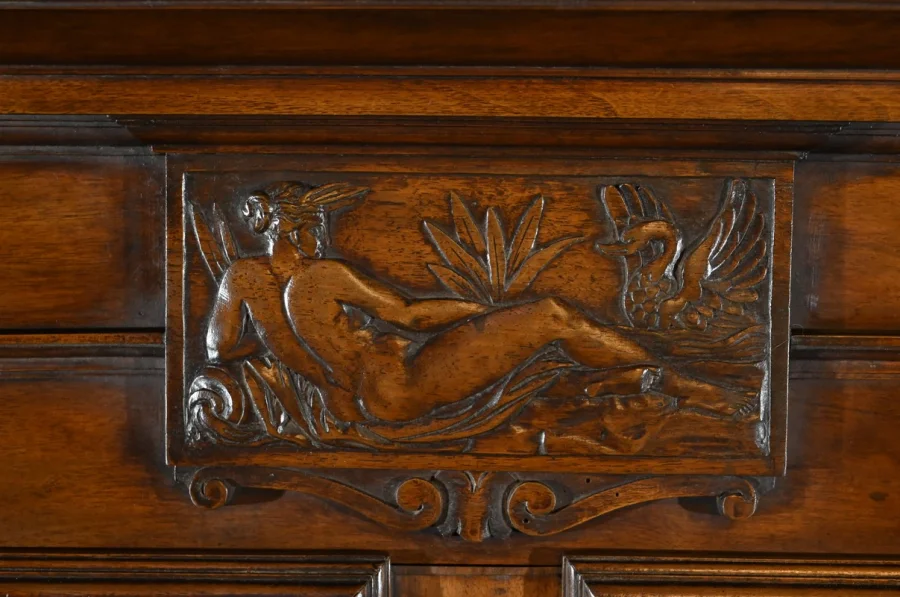 Petit Buffet Deux Corps en Noyer Massif, style Renaissance – Milieu XIXe