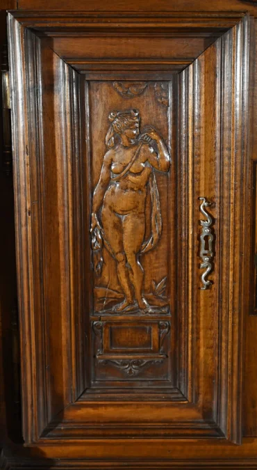 Petit Buffet Deux Corps en Noyer Massif, style Renaissance – Milieu XIXe