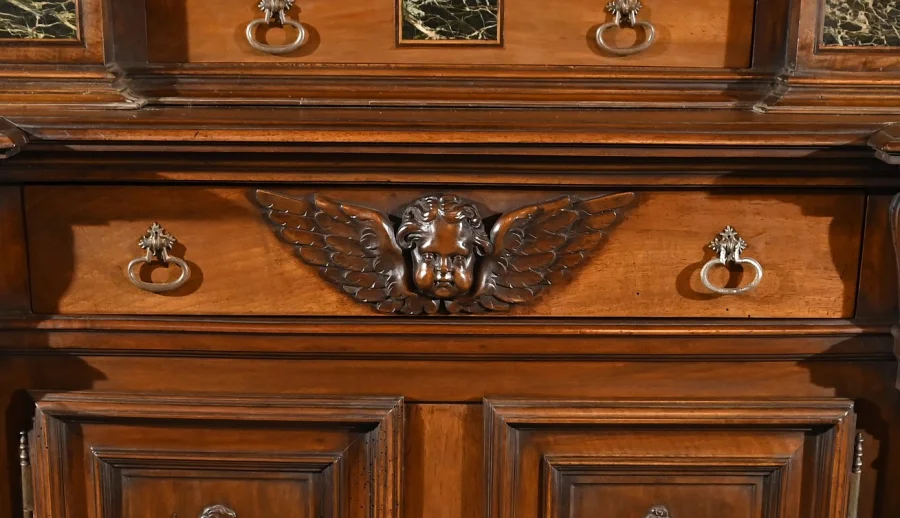 Petit Buffet Deux Corps en Noyer Massif, style Renaissance – Milieu XIXe
