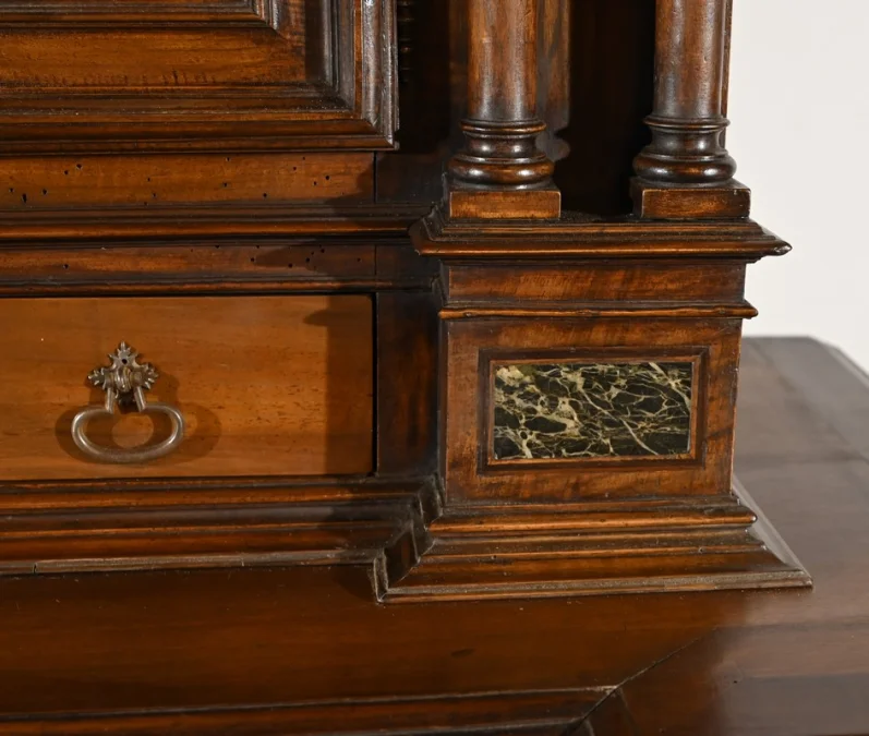 Petit Buffet Deux Corps en Noyer Massif, style Renaissance – Milieu XIXe